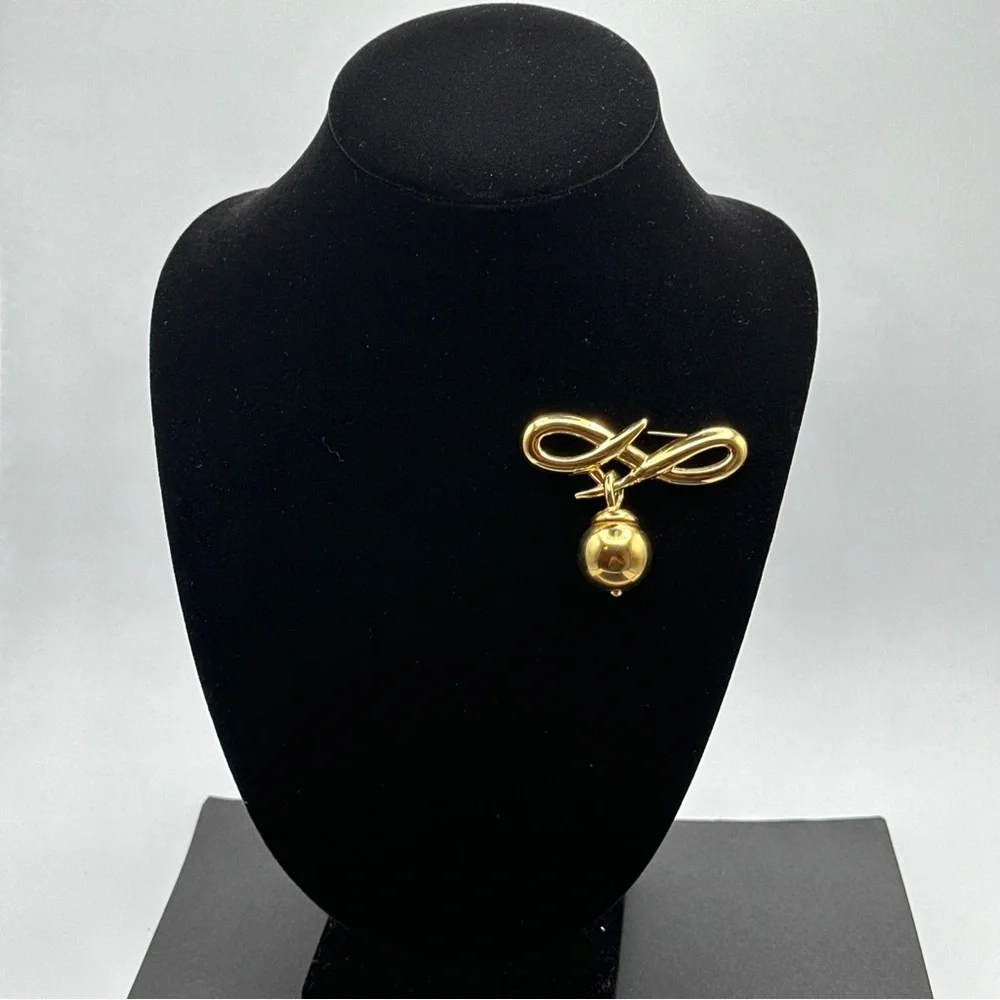 Lovely‎ Vintage Jewellery gold-tone Brooch signed C